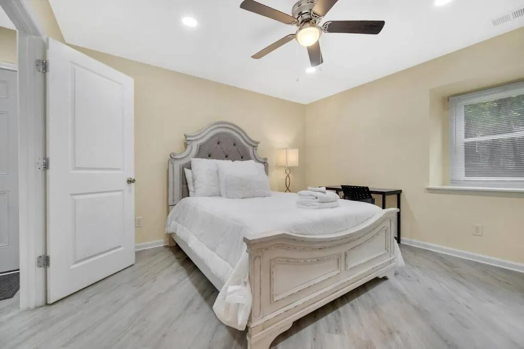 Cozy 2 Bedroom Duplex In Charlotte, Jacuzzi, Sleeps 6 Plus 2