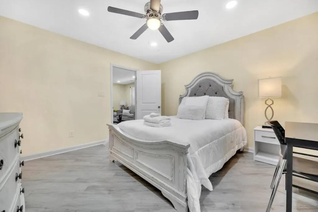 Cozy 2 Bedroom Duplex In Charlotte, Jacuzzi, Sleeps 6 Plus 2 Holiday home