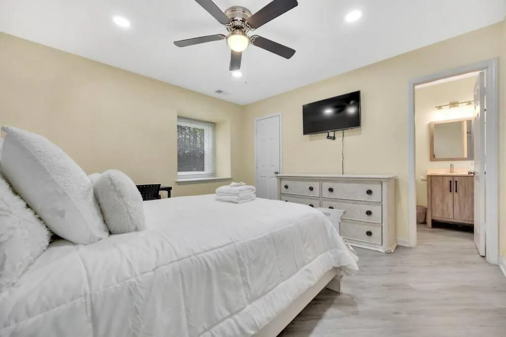 Cozy 2 Bedroom Duplex In Charlotte, Jacuzzi, Sleeps 6 Plus 2